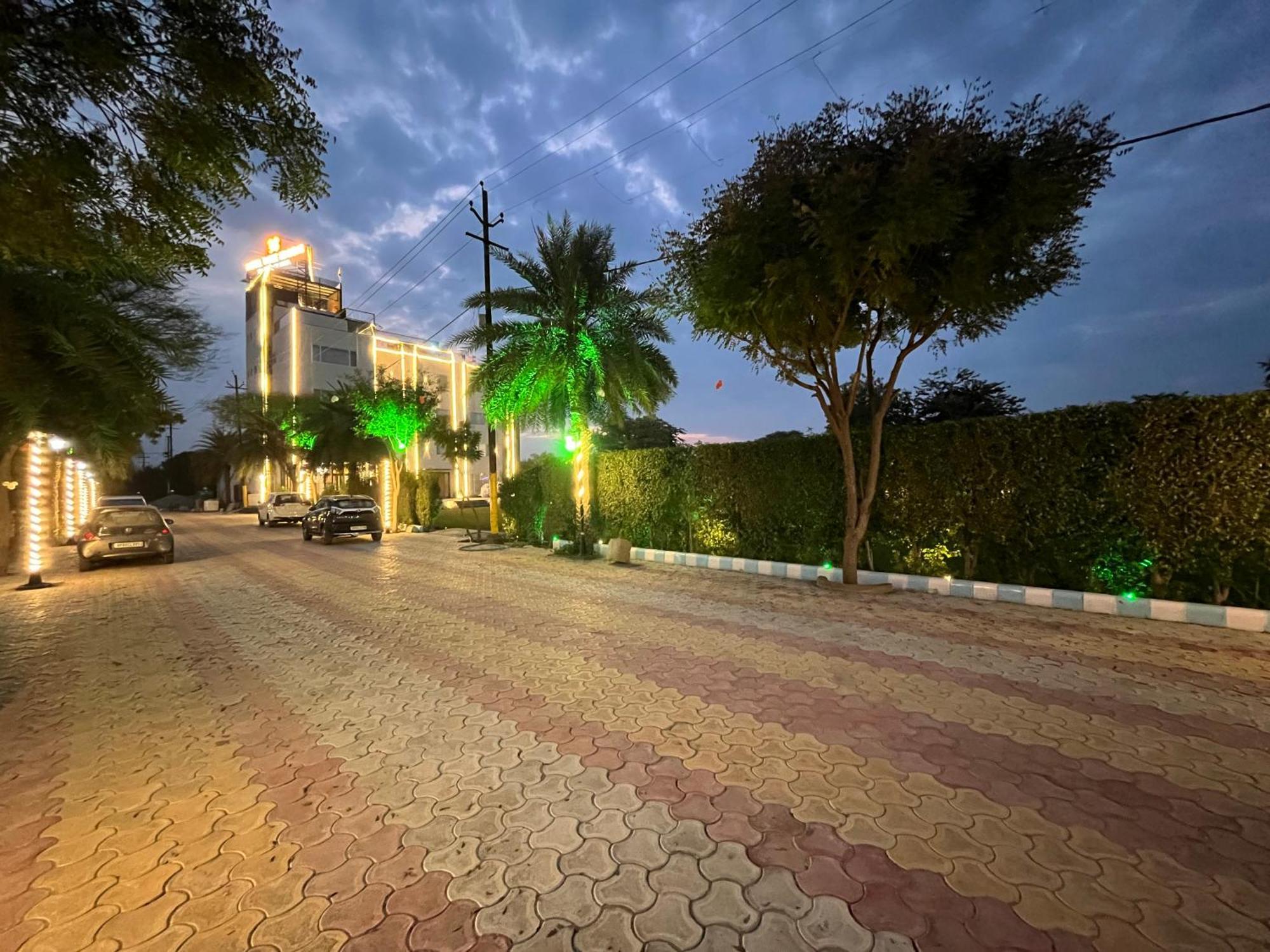 Hotel Three Seasons Vrindavan Exterior photo