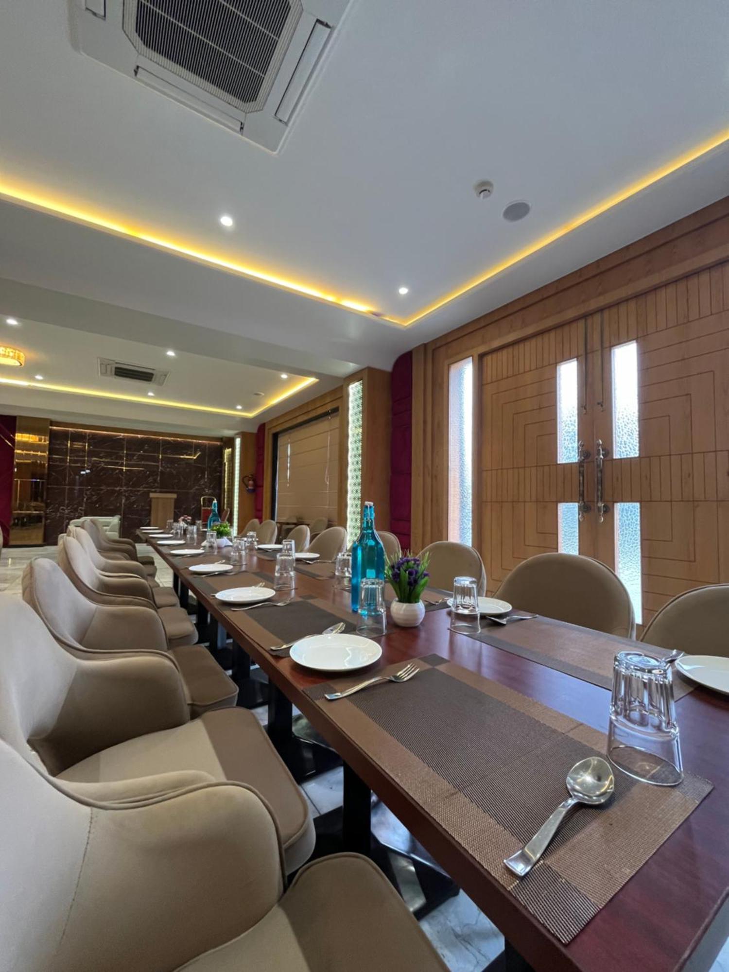 Hotel Three Seasons Vrindavan Exterior photo