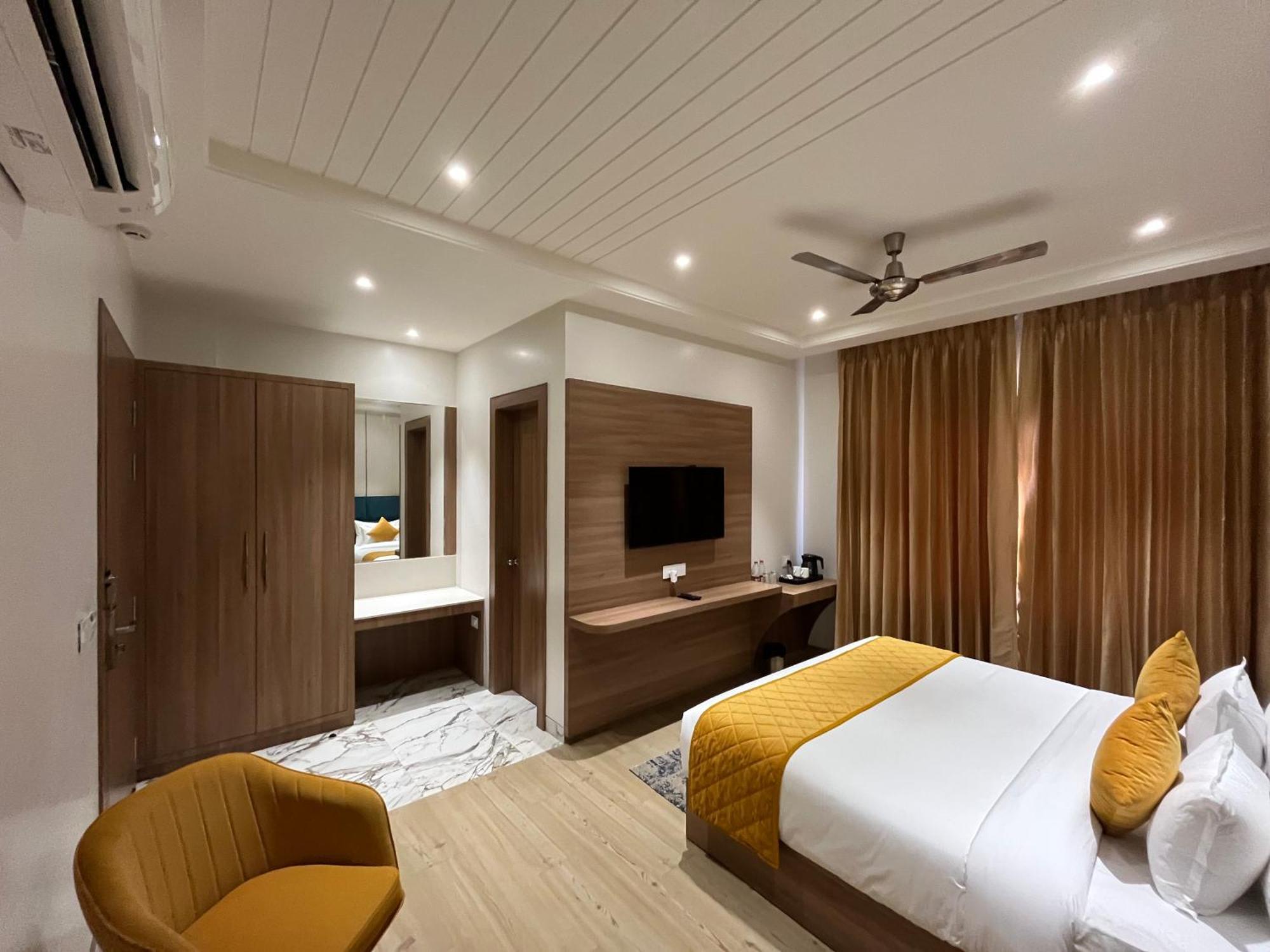 Hotel Three Seasons Vrindavan Exterior photo