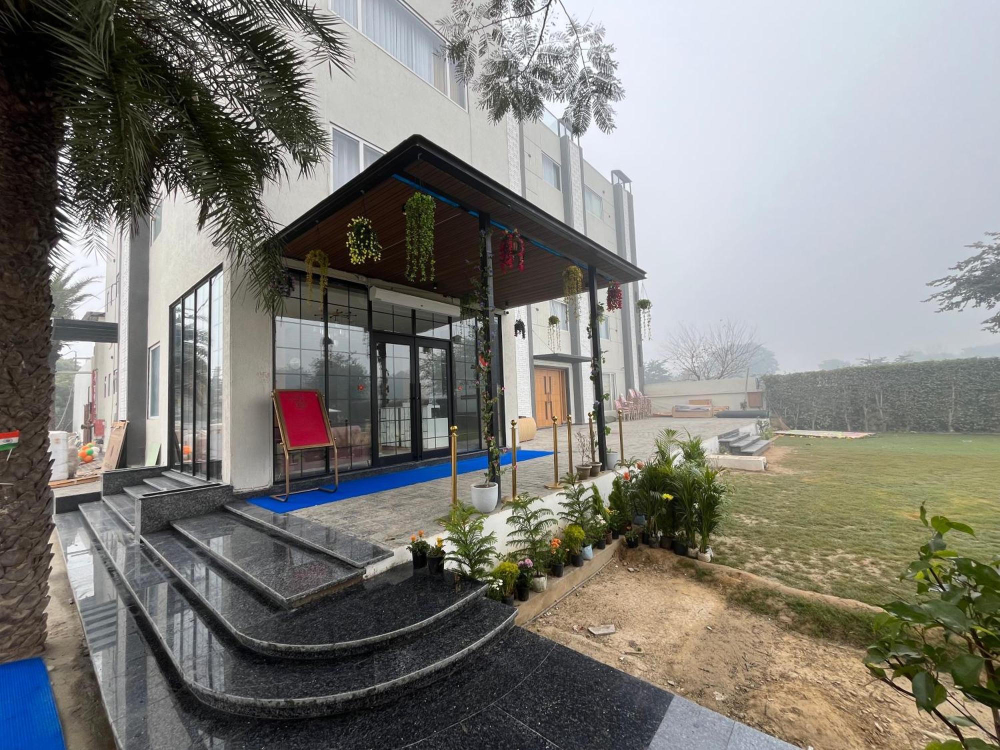 Hotel Three Seasons Vrindavan Exterior photo