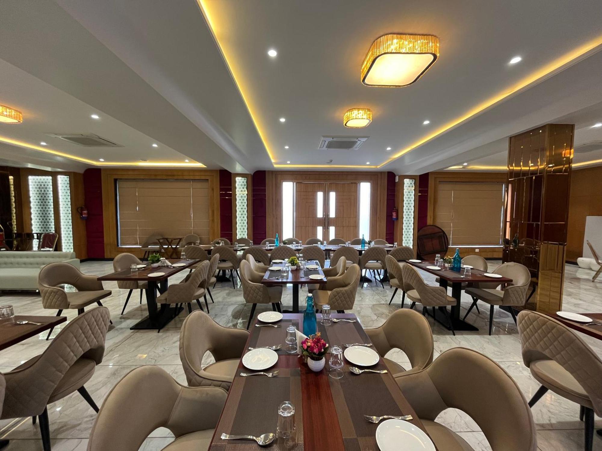 Hotel Three Seasons Vrindavan Exterior photo